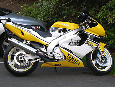 Gareth's Kenny Roberts-inspired Thunderace (right side)